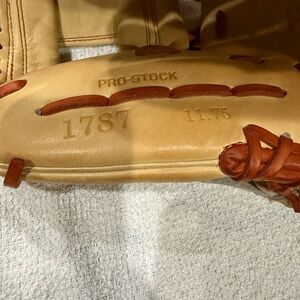 Wilson A2000 Leather Baseball Glove Size 11.75 Right Hand Throw Tan/ Red - euc